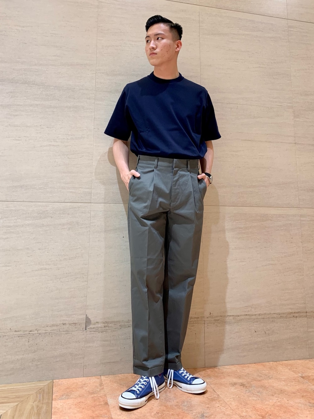 「チノパン、Tシャツ、converse、トラウザーパンツ、休日コーデ、allstar、URBAN RESEARCH DOORS、アーバンリサーチドアーズ、life style tailor」｜「URBAN RESEARCH DOORSのLIFE STYLE TAILOR　シルケットポンチストレッチTシャツ（Tシャツ/カットソー、ブルー系）」を使った、たかあきさん（メンズ・173cm）の春コーディネートの1枚目の写真