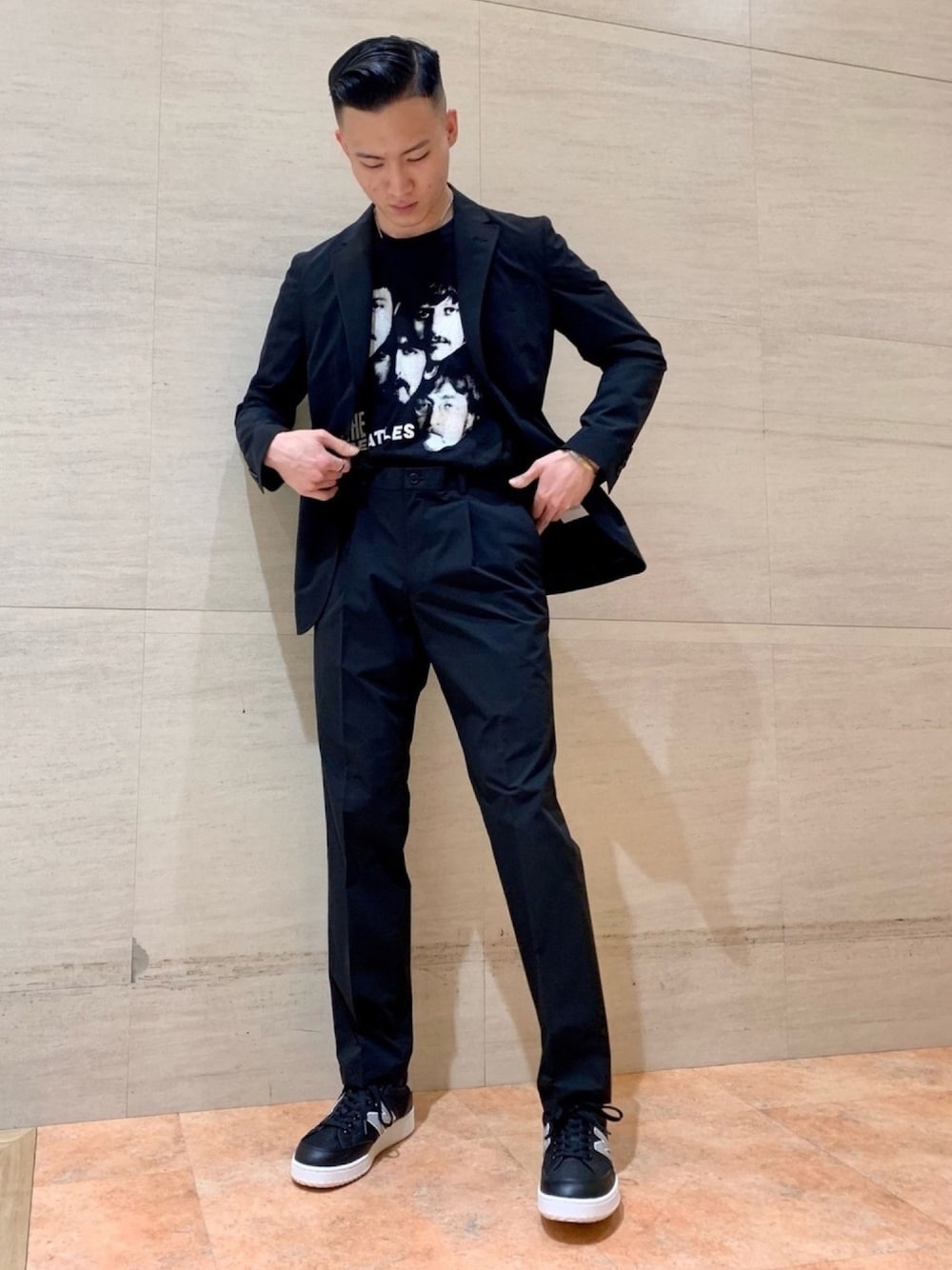 「スニーカー、セットアップ、ブラック、ワントーンコーデ、NEWBALANCE、春夏コーデ、URBAN RESEARCH DOORS、アーバンリサーチドアーズ、LIFESTYLETAILOR、ライフスタイルテイラー」｜「URBAN RESEARCH DOORSのLIFE STYLE TAILOR　アクティブジャケット（スーツジャケット、ブラック系）」を使った、たかあきさん（メンズ・173cm）の春コーディネートの1枚目の写真