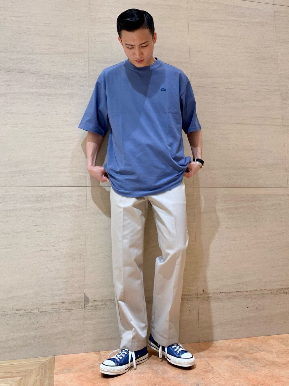 ブルー系のTシャツ/カットソー、ホワイト系のその他パンツを着用したメンズの春コーディネートの1枚目の写真