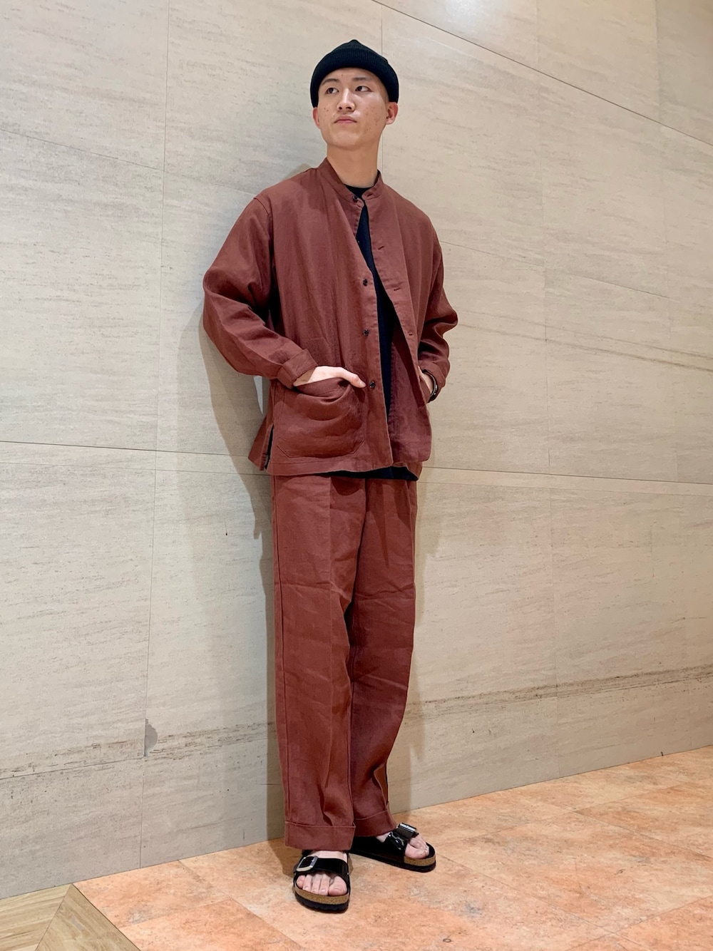 「セットアップ、ニット帽、ビルケンシュトック、birkenstock、シャツスタイル、URBAN RESEARCH DOORS、アーバンリサーチドアーズ、ARIZONA、ハードマンズリネン」｜「URBAN RESEARCH DOORSのdralonニットキャップ（ニットキャップ/ビーニー、ブラック系）」を使った、たかあきさん（メンズ・173cm）の春コーディネートの1枚目の写真