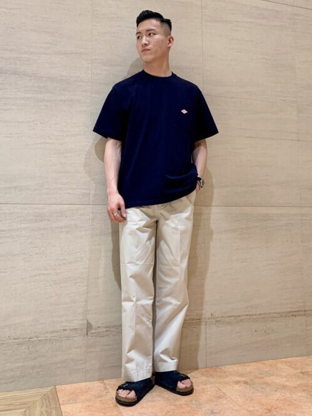 ブルー系のTシャツ/カットソー、ベージュ系のチノパンツを着用したメンズの春コーディネートの1枚目の写真