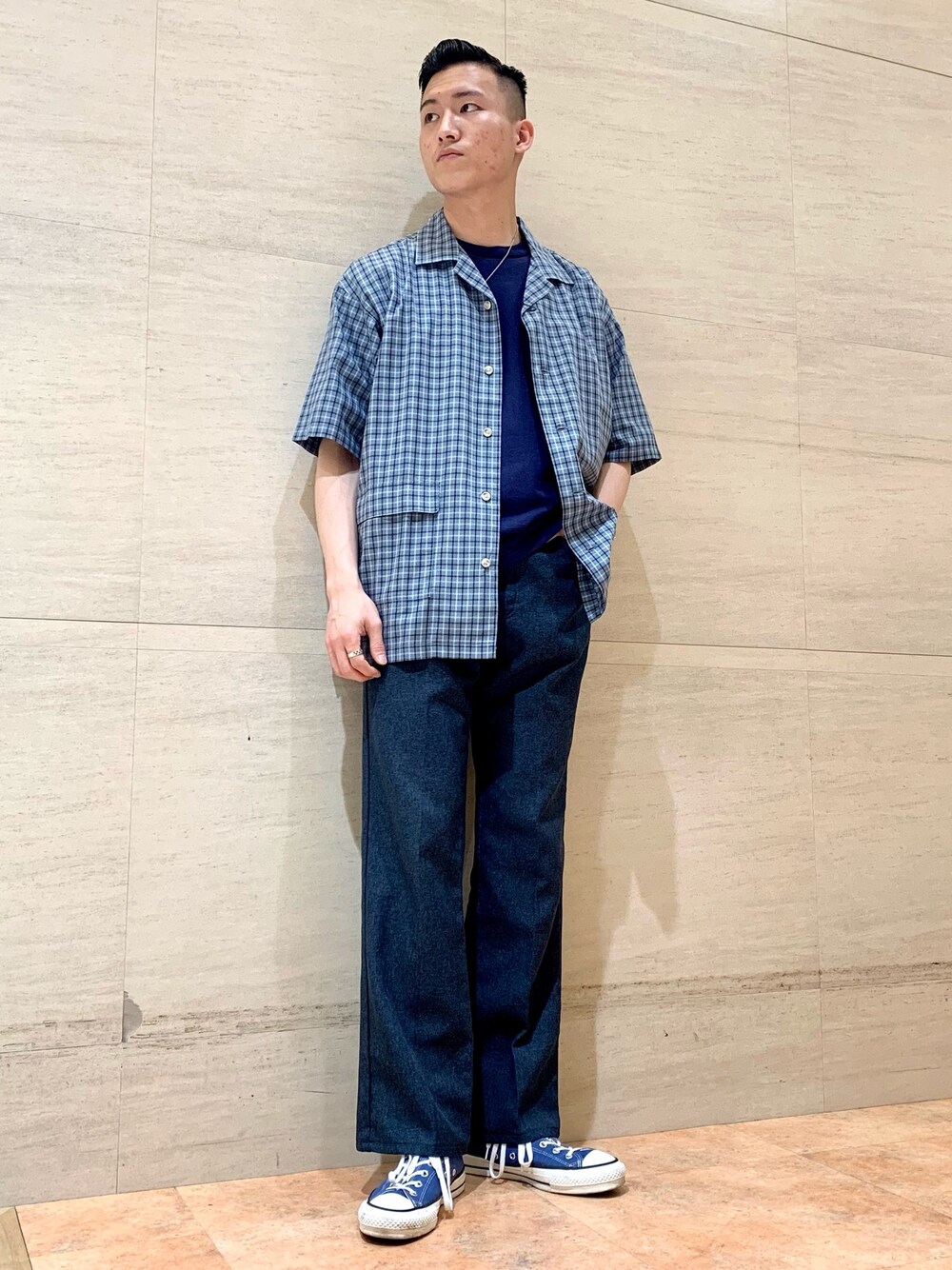 「コンバース、チェックシャツ、Tシャツ、converse、シャツスタイル、allstar、URBAN RESEARCH DOORS、アーバンリサーチドアーズ、オープンカラーシャツ、USAコットン」｜「URBAN RESEARCH DOORSのチェックオープンカラーシャツ（シャツ/ブラウス、ブルー系）」を使った、たかあきさん（メンズ・173cm）の夏コーディネートの1枚目の写真