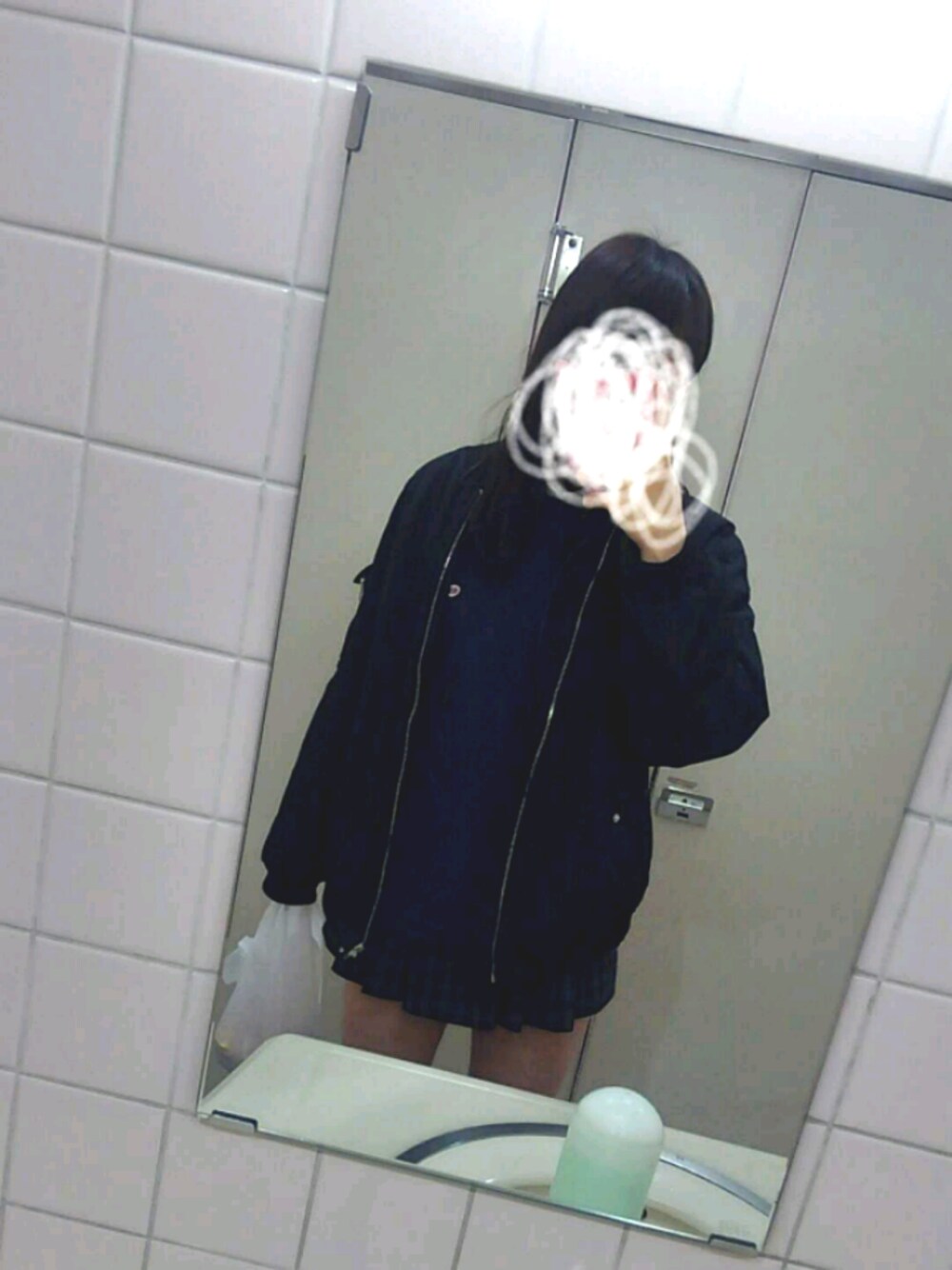 「スーパーのトイレで撮影、MA-1、黒、制服、最近更新してないから制服。。。、チャンピオン」｜「Championのアイテム（トップス、ブラック系）」を使った、まなさん（レディース・163cm）の春コーディネートの1枚目の写真