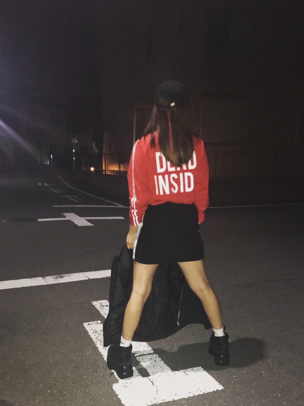 「ootd、プチプラ、スカート、モノトーン、ストリート、ストリートファッション、厚底、おしゃれさんと繋がりたい、さむい、ひさしぶり」｜「GUILD PRIMEのアイテム（キャップ、ブラック系）」を使った、まなさん（レディース・163cm）の冬コーディネートの1枚目の写真