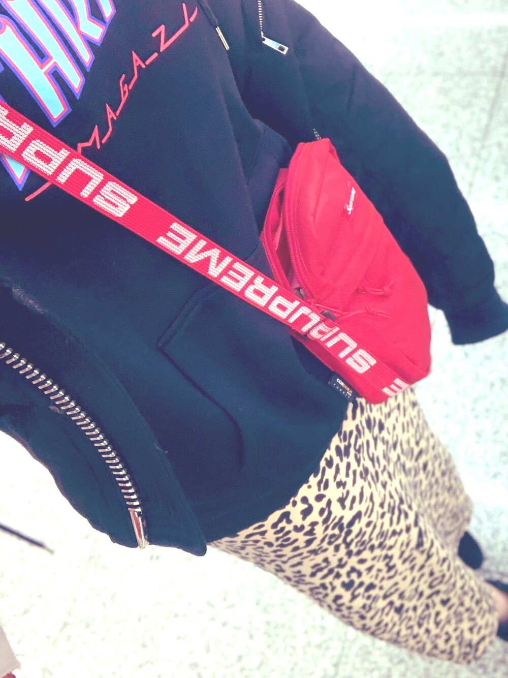 「シュプリーム、supreme、ストリート系、ストリート」｜「Supreme のアイテム（ショルダーバッグ、レッド系）」を使った、まなさん（レディース・163cm）の冬コーディネートの1枚目の写真