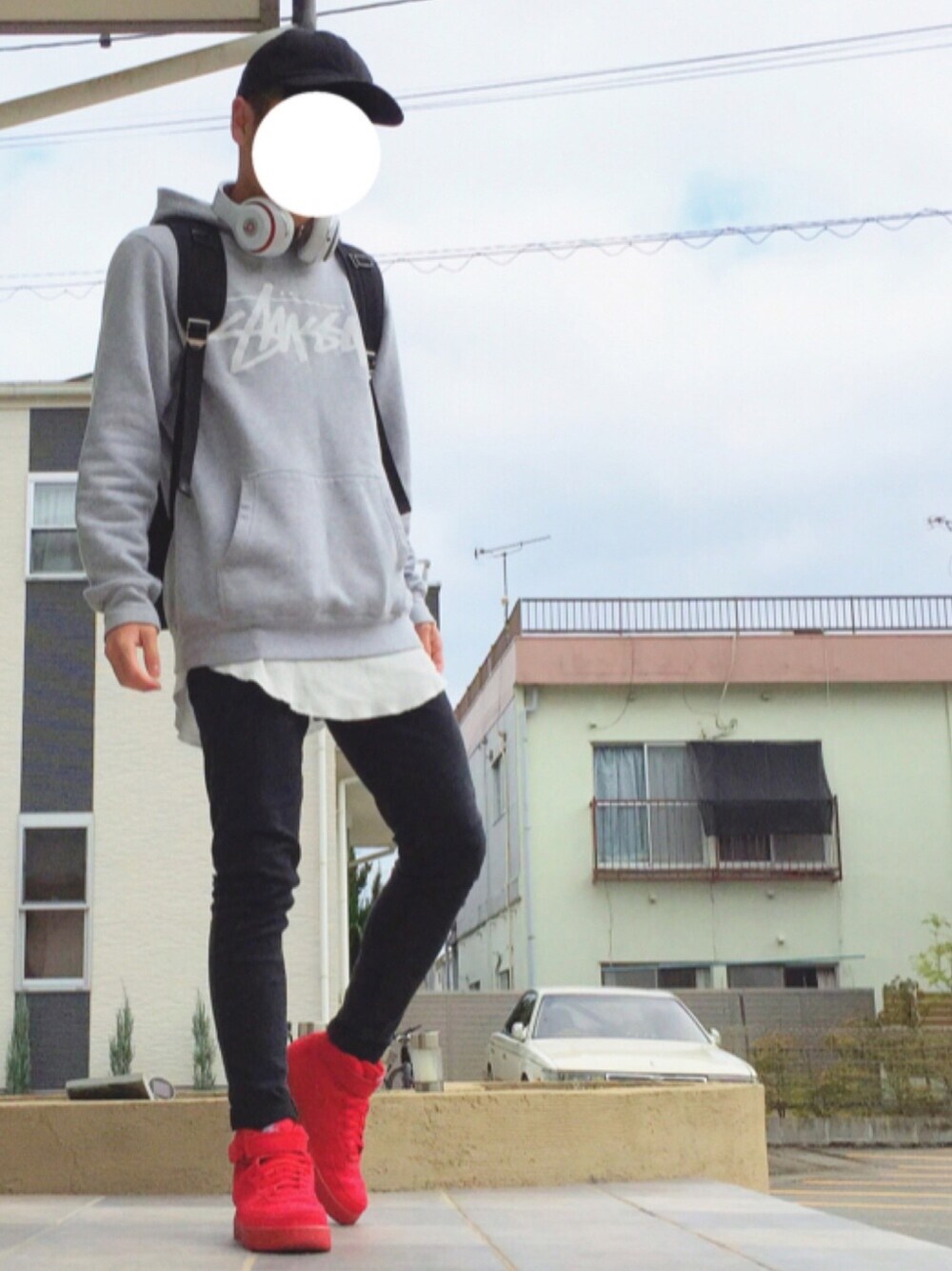 グレー系のパーカー、ホワイト系のTシャツ/カットソー、ブラック系のその他パンツを着用したメンズの冬コーディネートの1枚目の写真