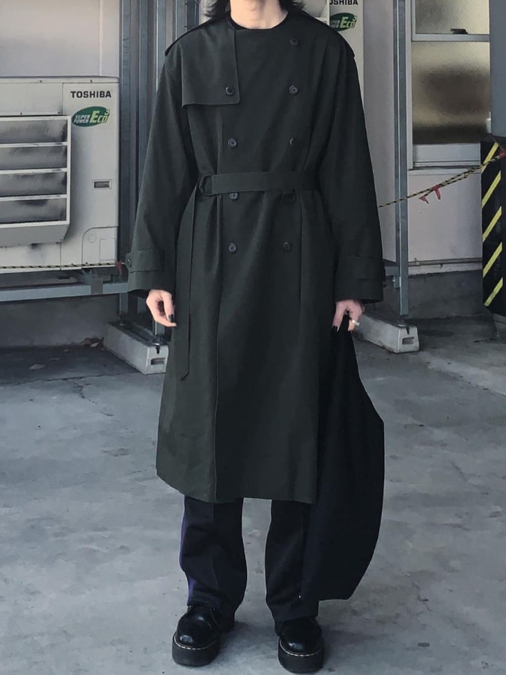 LAD MUSICIANのトレンチコート（グリーン系）を使った人気ファッション