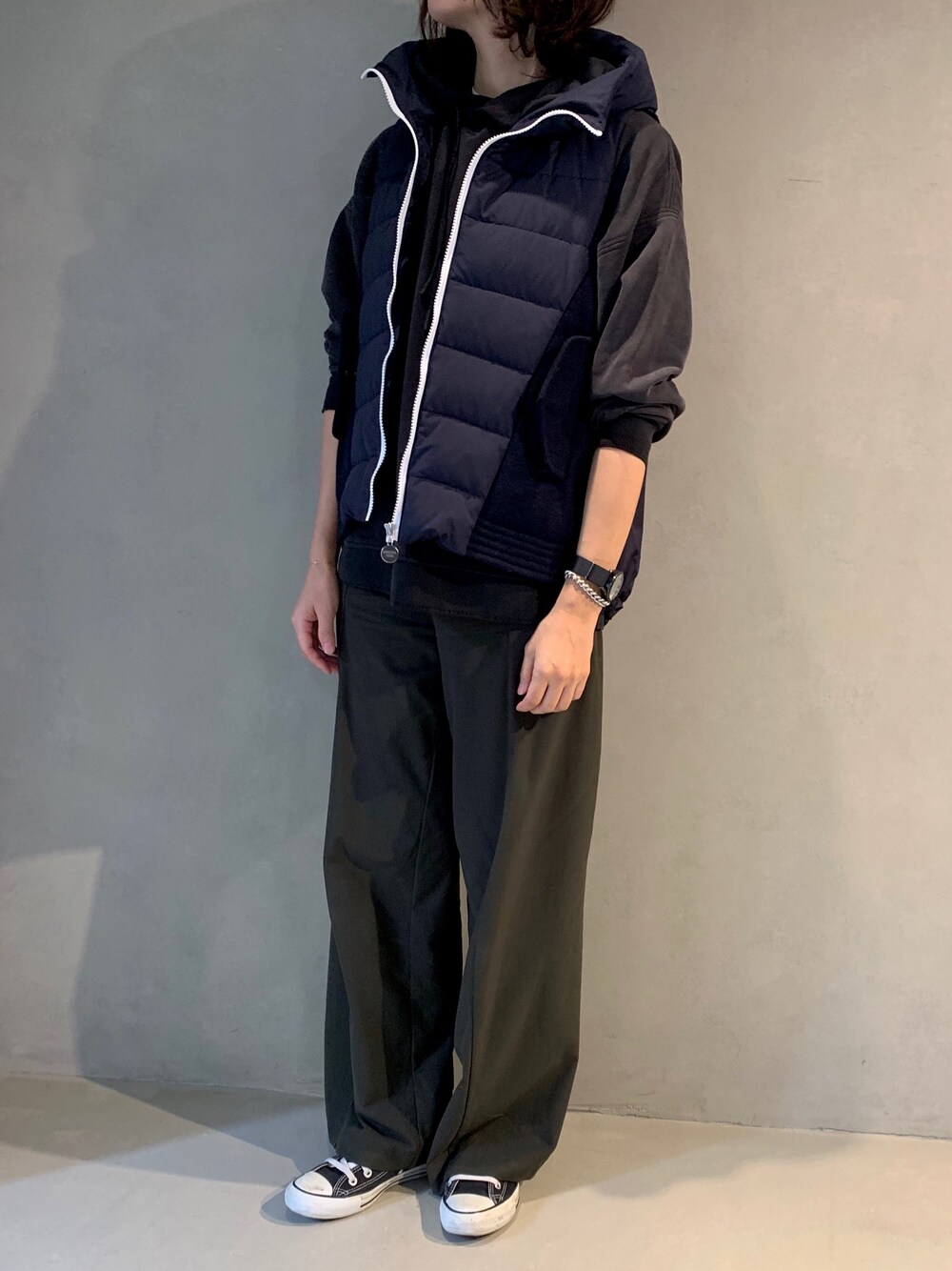 「大人カジュアル、秋服、シンプル、大人コーデ、marechal terre、converse、AcneStudios、ネイビーコーデ、ダウンベスト、パーカー」｜「MARECHAL TERREのフーテッドダウンベスト（ダウンベスト、ブルー系）」を使った、the53rd_3rdさん（レディース・165cm）の秋コーディネートの1枚目の写真