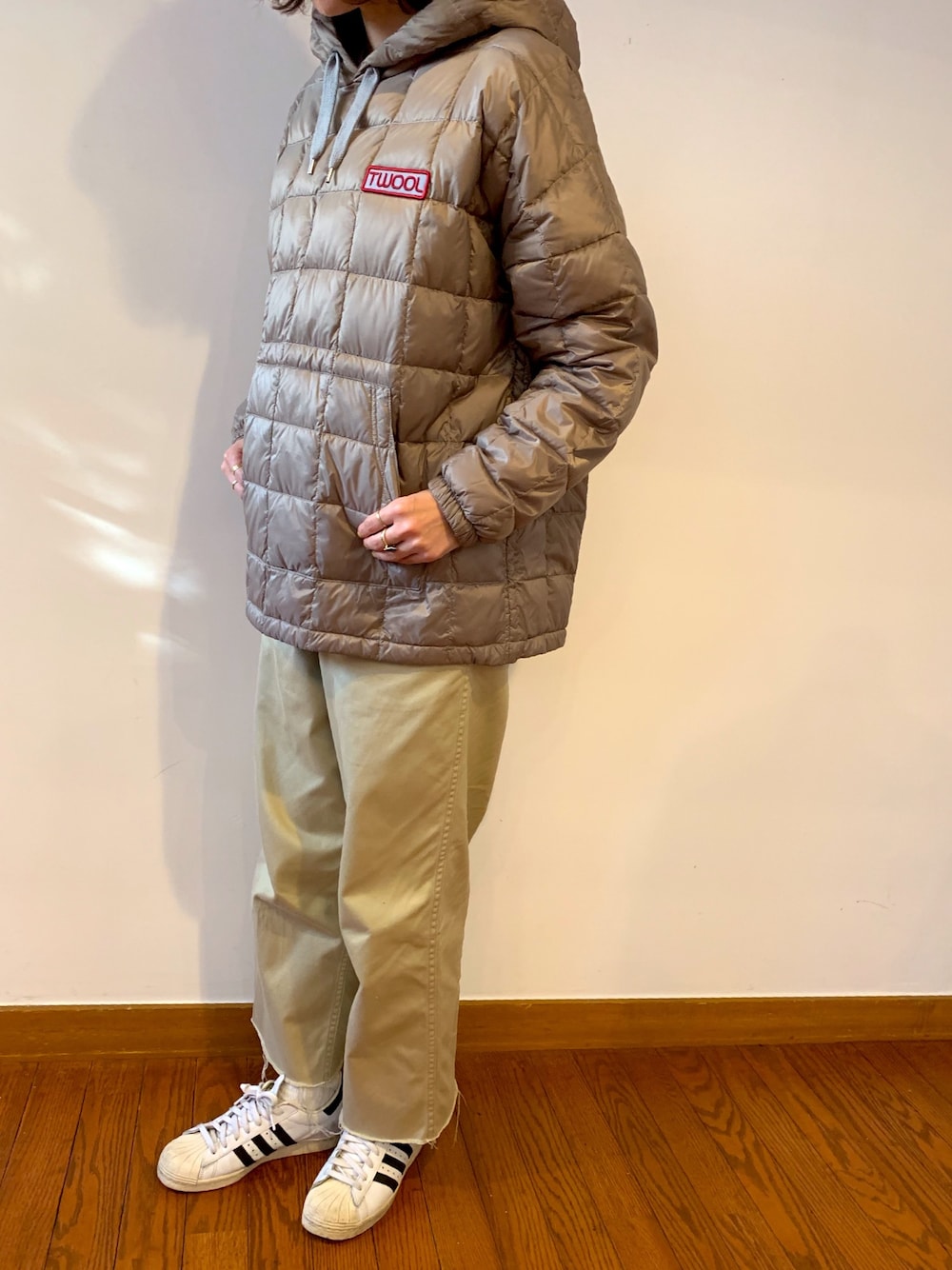 「秋冬コーデ、大人カジュアル、シンプルコーデ、ベージュコーデ、オトナ女子、twool、marechal terre、マルシャルテル、ワンマイルウェア」｜「TWOOLの〈TWOOL〉ダウンパーカー【TAIONコラボアイテム】（ダウンジャケット/コート、グリーン系）」を使った、the53rd_3rdさん（レディース・165cm）の秋コーディネートの1枚目の写真