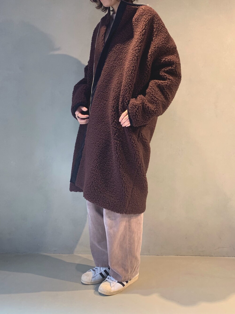 「シンプルコーデ、秋のコーデ、カジュアル、パンツスタイル、ブラウン、ボアコート、marechal terre、adidas、大人カジュアル」｜「TWOOLの〈TWOOL〉ビックシルエットボアコート（その他アウター、ブラウン系）」を使った、the53rd_3rdさん（レディース・165cm）の秋コーディネートの1枚目の写真