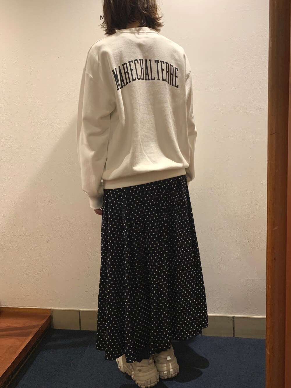「カジュアルコーデ、スニーカーコーデ、ビッグシルエット、大人カジュアル、スウェット、marechal terre、マルシャルテル、ドット柄、FRUIT OF THE LOOM」｜「MARECHAL TERREのFruit of the loom コラボ スウェット（スウェット、ホワイト系）」を使った、the53rd_3rdさん（レディース・165cm）の冬コーディネートの1枚目の写真