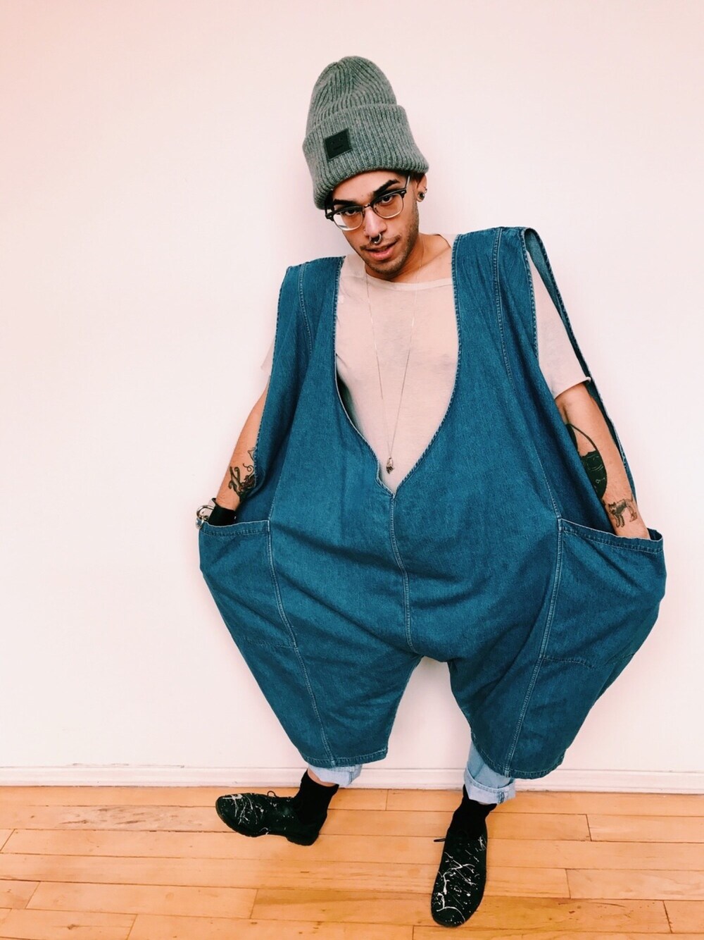「ootd、denim、streetstyle、Overalls、oversize、NYCstyle、NYC」｜「69のアイテム（つなぎ/オールインワン、ブルー系）」を使った、PeteySanPedroさん（メンズ・178cm）の冬コーディネートの1枚目の写真