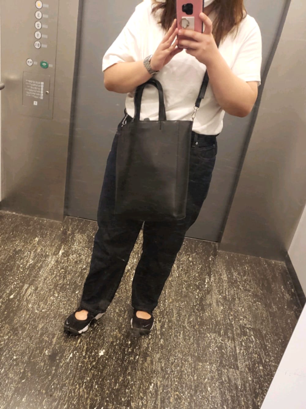 ブルー系のデニムパンツ、ブラック系のトートバッグ、ブラック系のスニーカーを着用したレディースの夏コーディネートの1枚目の写真