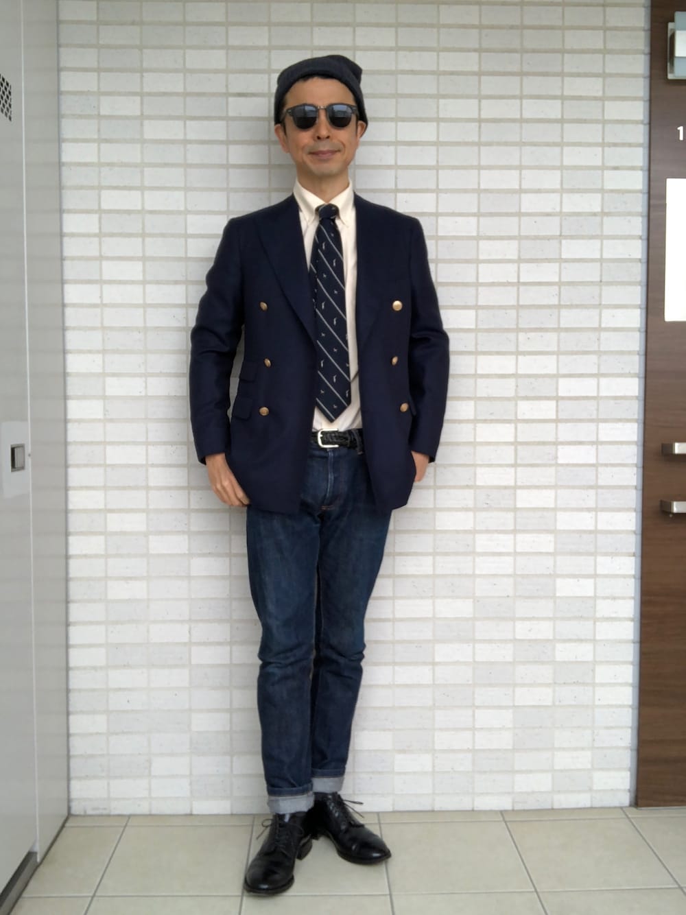 「ダブルジャケット、ダブルブレスト、トラッド、ジャケパン、紺ブレ、デニムパンツ、ネイビー」｜「BEAMS Fのアイテム（テーラードジャケット、ブルー系）」を使った、Paulさん（メンズ・171cm）の春コーディネートの1枚目の写真