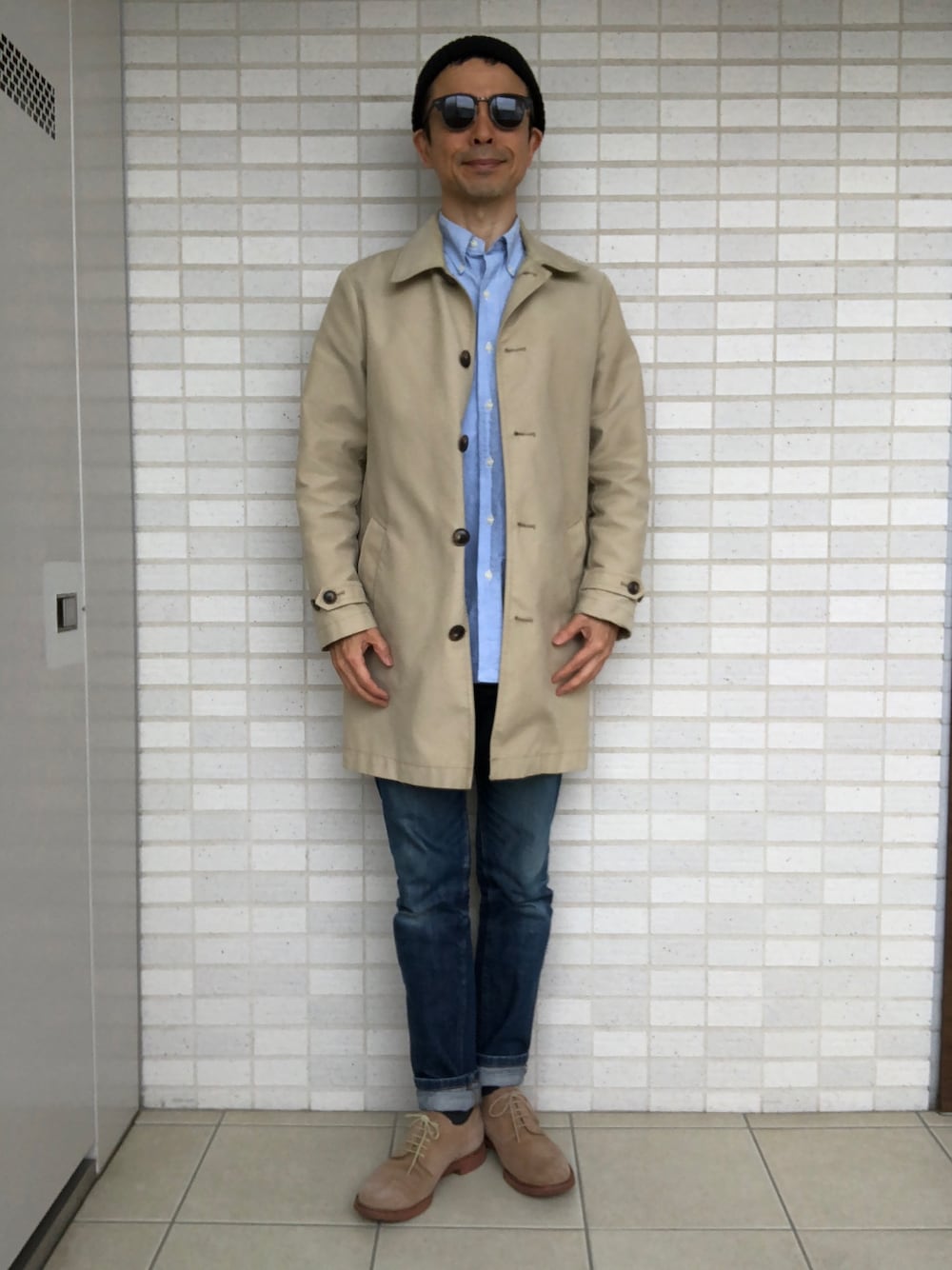 「肌ウーノ、フレンチカジュアル、PR、ネイビー×ベージュ、ダーティーバックス、ステンカラーコート、デニムパンツ、ニット帽」｜「GAPのアイテム（ステンカラーコート、ベージュ系）」を使った、Paulさん（メンズ・171cm）の春コーディネートの1枚目の写真