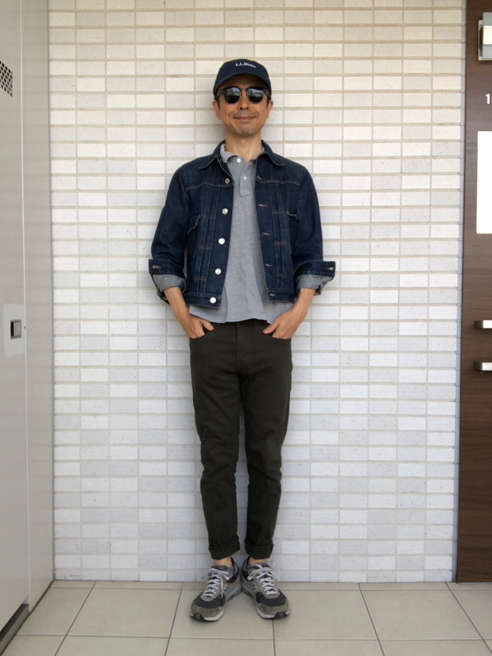 「フレンチカジュアル、ネイビー×グリーン、デニムジャケット、ポロシャツ、ベースボールキャップ」｜「A.P.C.のVESTE JEAN WORK（デニムジャケット、ブルー系）」を使った、Paulさん（メンズ・171cm）の夏コーディネートの1枚目の写真