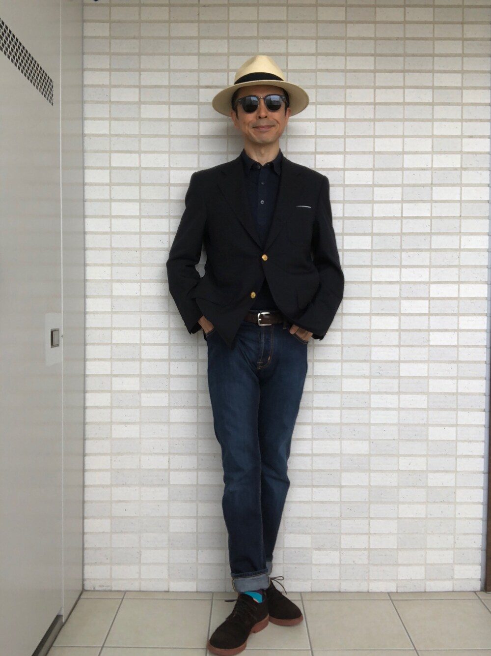 「ジャケパン、ネイビー、ポロシャツ、デニムパンツ、パナマハット」｜「BROOKS BROTHERSのアイテム（テーラードジャケット、ブルー系）」を使った、Paulさん（メンズ・171cm）の夏コーディネートの1枚目の写真