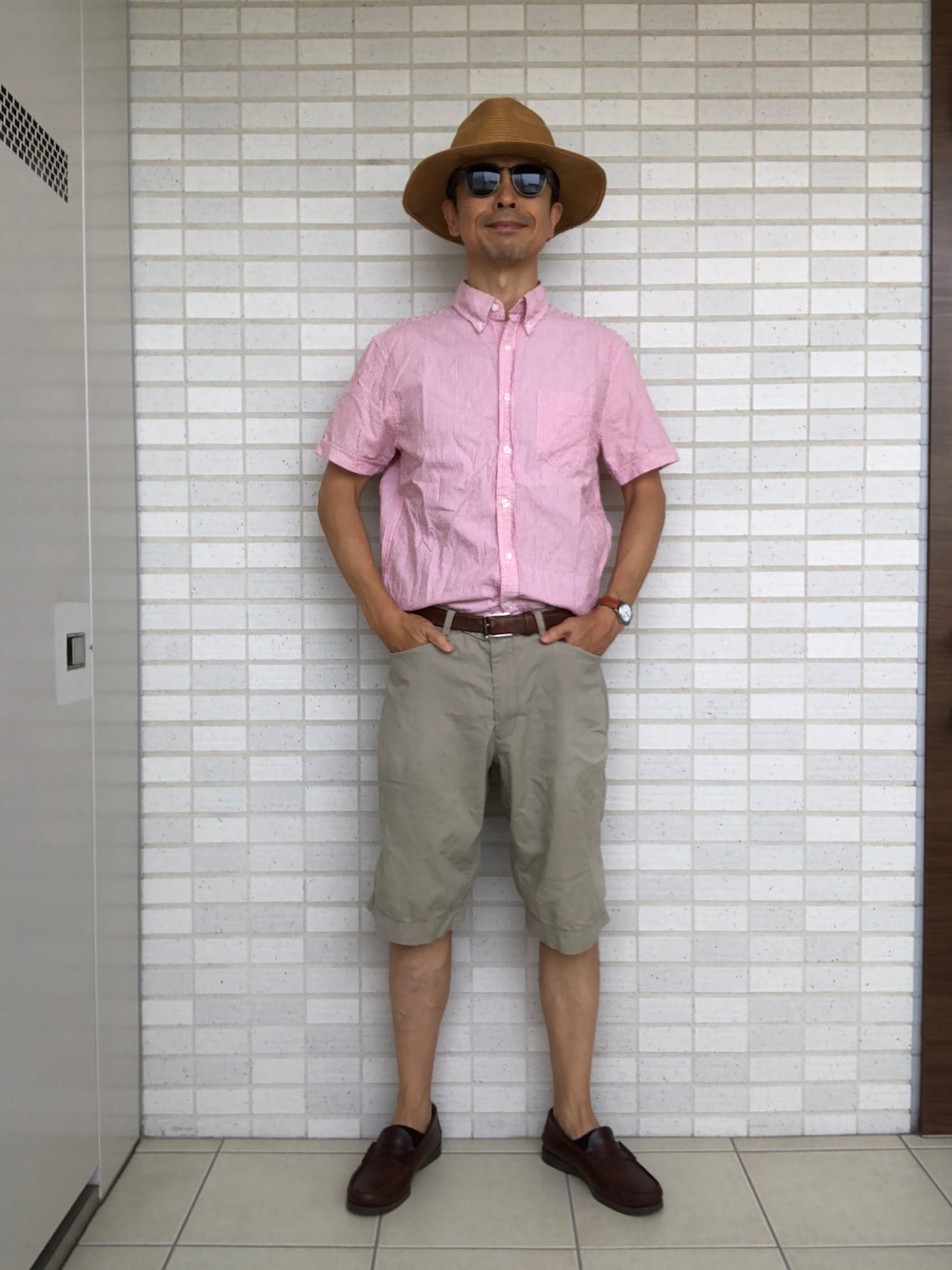 「シアサッカーシャツ、短パン、ワンマイルウェア、ワイドパンツ、ローファー、ペーパーハット、ベージュ×赤」｜「L.L.Beanのアイテム（シャツ/ブラウス、レッド系）」を使った、Paulさん（メンズ・171cm）の秋コーディネートの1枚目の写真