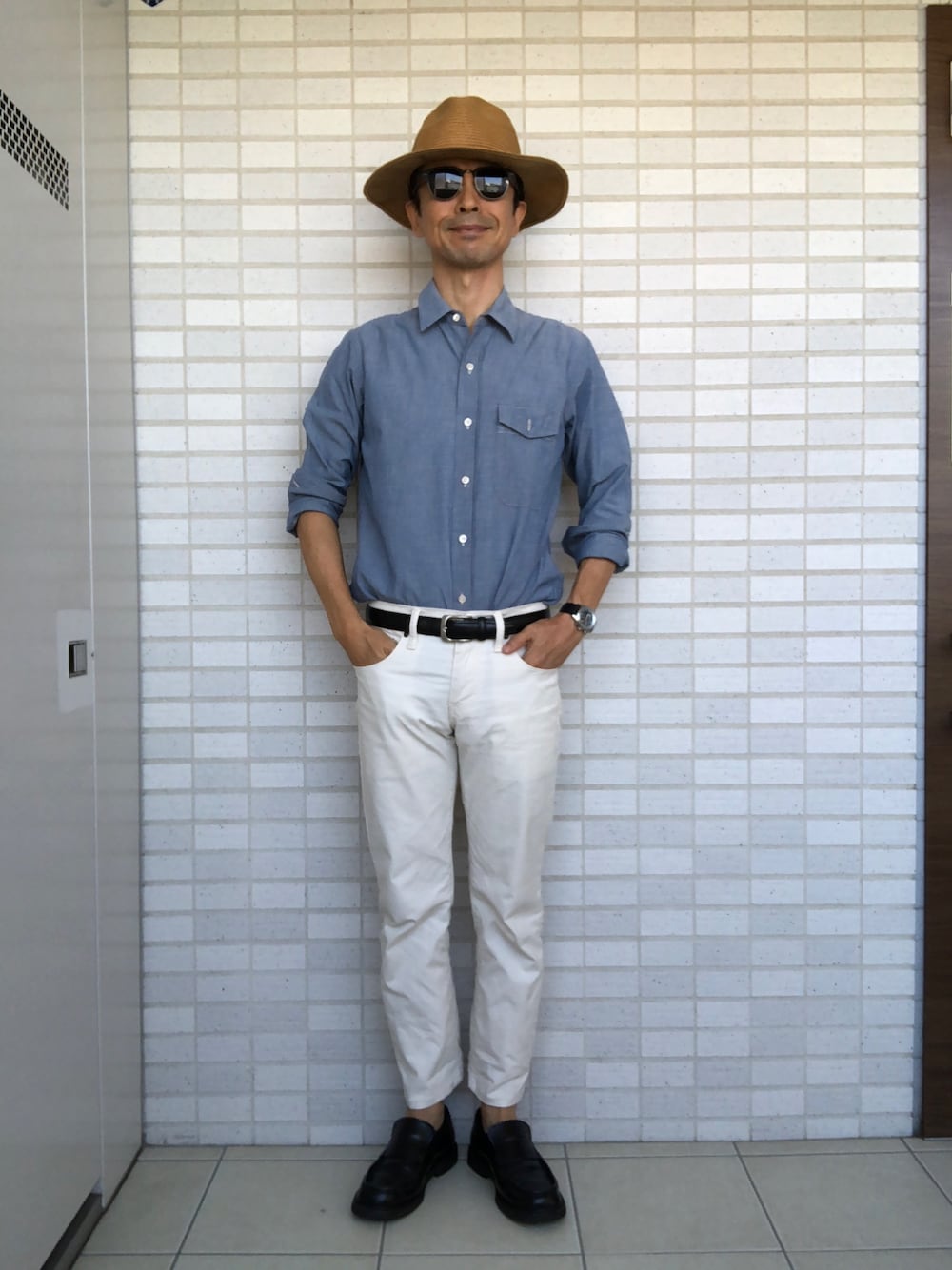 「シャンブレーシャツ、ネイビー×ホワイト、ホワイトデニムパンツ、ローファー、フレンチカジュアル、ペーパーハット」｜「KATO`の2019年9月ごろ襟をカットオフしてバンドカラーシャツに（シャツ/ブラウス、ブルー系）」を使った、Paulさん（メンズ・171cm）の秋コーディネートの1枚目の写真