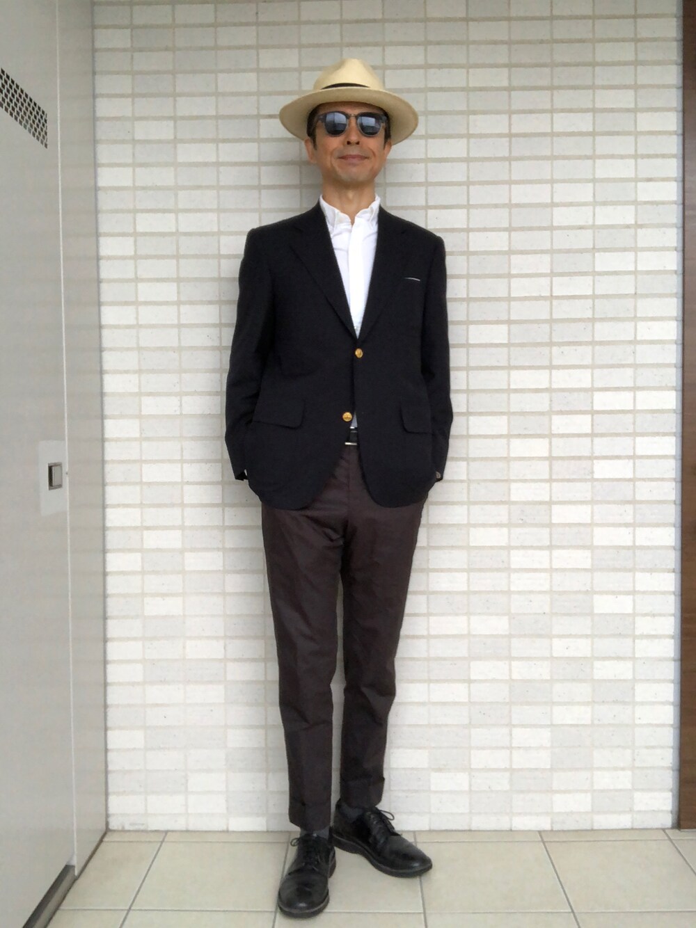 「アズーロ・エ・マローネ、秋のブラウンスタイル、スラックス、紺ブレ、アメトラ、ワイドシルエット、パナマハット」｜「BROOKS BROTHERSのアイテム（テーラードジャケット、ブルー系）」を使った、Paulさん（メンズ・171cm）の秋コーディネートの1枚目の写真