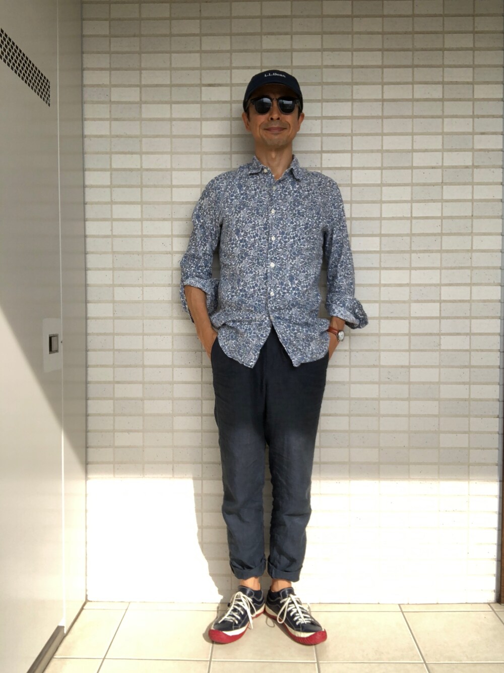 「花柄シャツ、ネイビー×ブルー、リネンイージーパンツ、ベースボールキャップ、ワンマイルウェア」｜「UNIQLOのリバティとのコラボ。麻100%（シャツ/ブラウス、ブルー系）」を使った、Paulさん（メンズ・171cm）の秋コーディネートの1枚目の写真