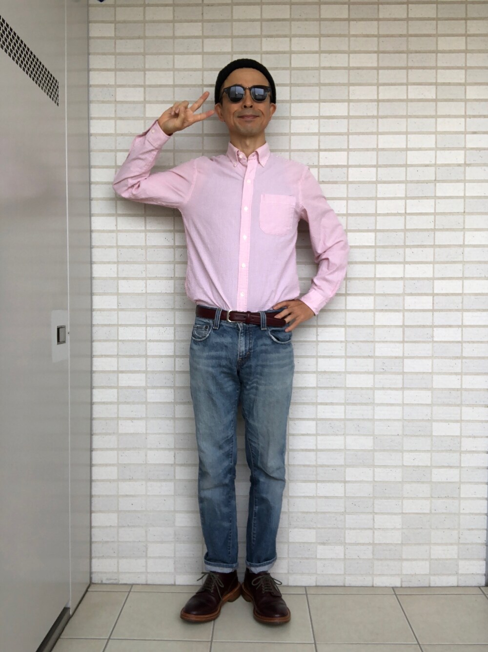 「ラブアンドピース2018、アメカジ、ネイビー×レッド、シアサッカーシャツ、デニムパンツ、ダブルソール、ニット帽」｜「L.L.Beanのアイテム（シャツ/ブラウス、ピンク系）」を使った、Paulさん（メンズ・171cm）の秋コーディネートの1枚目の写真