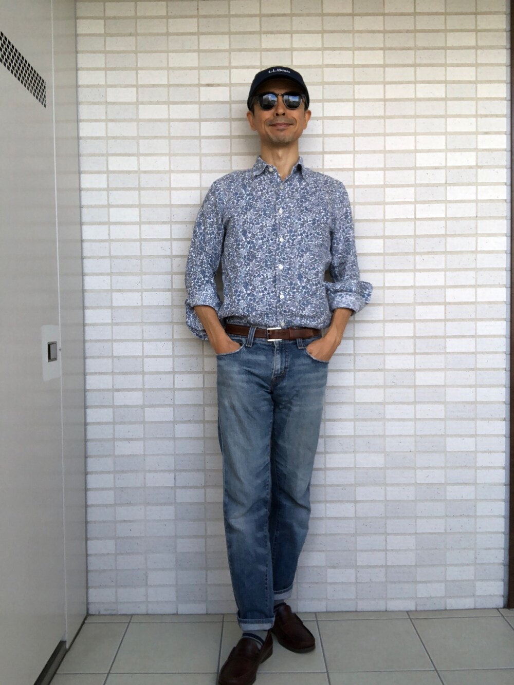 「花柄シャツ、ネイビー×ブルー、デニムパンツ、ローファー、ベースボールキャップ」｜「UNIQLOのリバティとのコラボ。麻100%（シャツ/ブラウス、ブルー系）」を使った、Paulさん（メンズ・171cm）の秋コーディネートの1枚目の写真