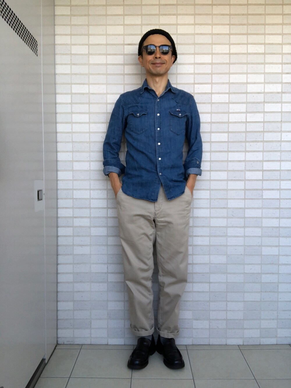 「ワイドパンツ、デニムシャツ、ローファー、ニット帽、アメカジ、ネイビー×ベージュ」｜「Maison Kitsuneのデニムシャツ。ヤフオクで2017年2月に9800円で落札。（シャツ/ブラウス、ブルー系）」を使った、Paulさん（メンズ・171cm）の秋コーディネートの1枚目の写真