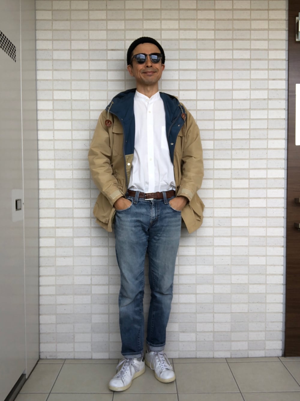 「バンドカラー、デニムパンツ、アメカジ、ニット帽、ネイビー×ベージュ」｜「SIERRA DESIGNSの60/40(ロクヨン）クロス　マウンテンパーカー/MOUNTAIN PARKA（マウンテンパーカー、ベージュ系）」を使った、Paulさん（メンズ・171cm）の秋コーディネートの1枚目の写真