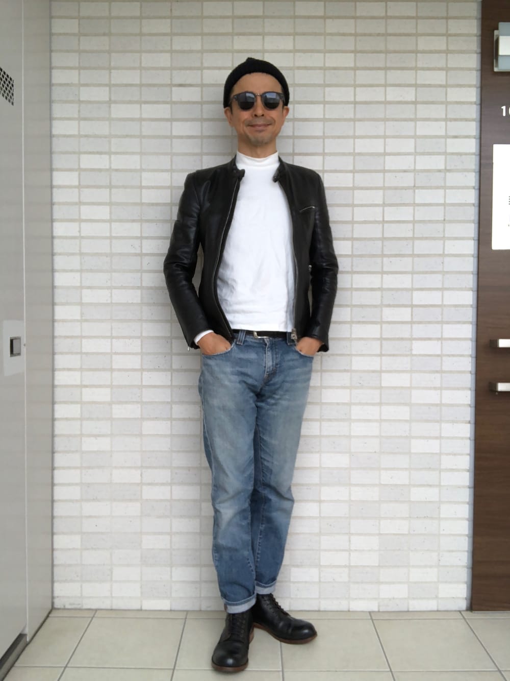 「デニムパンツ、レースアップブーツ、モックネックカットソー、ネイビー×ブラック、ニット帽、シングルライダースジャケット、フレンチカジュアル」｜「LITHIUM HOMMEのLEATHER SINGLE RIDERS <NEW CLASSIC LINE>（ライダースジャケット、ブラック系）」を使った、Paulさん（メンズ・171cm）の秋コーディネートの1枚目の写真