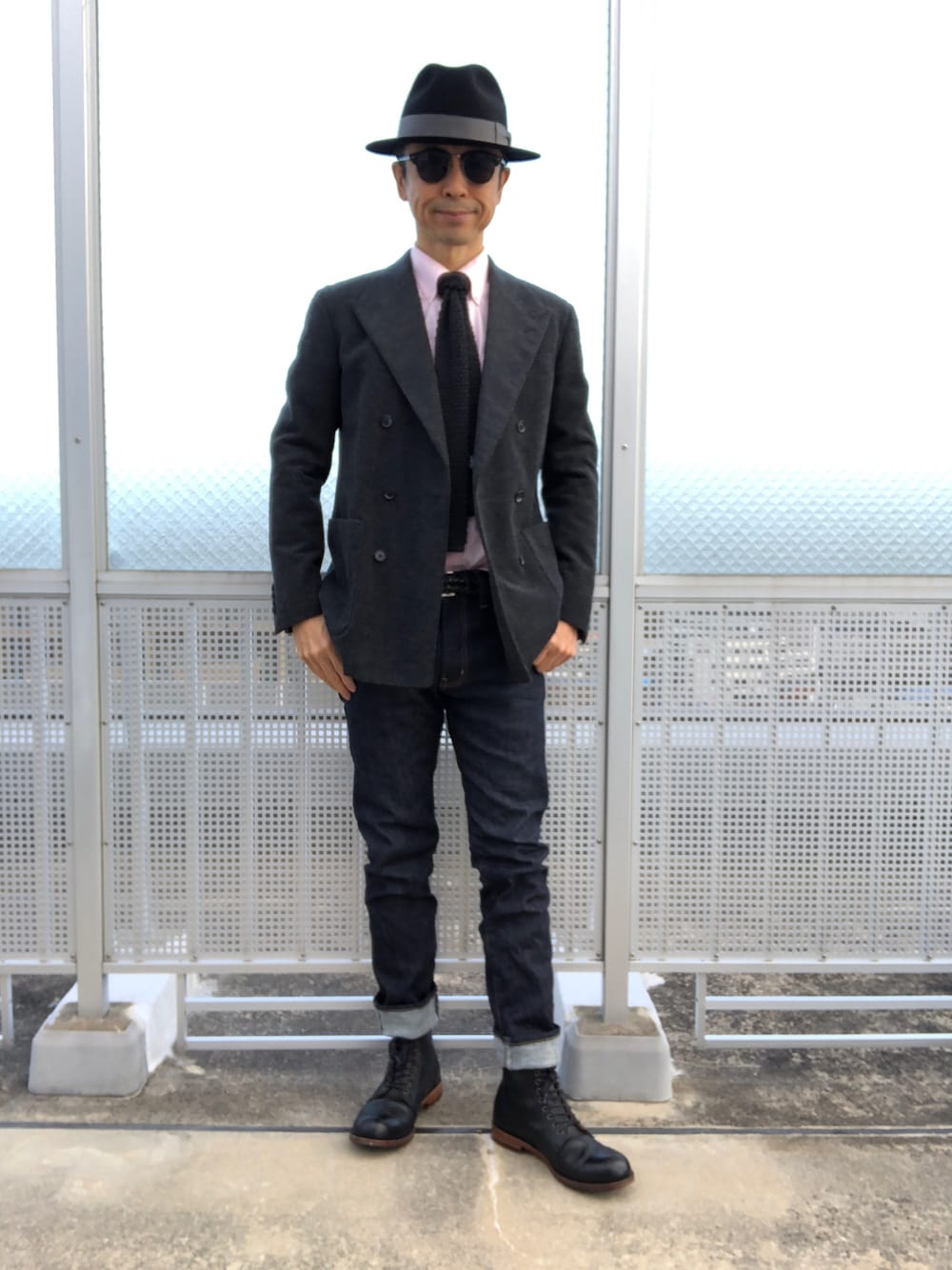 「ジャケパン、トラッド、ネイビー×グレー、デニムパンツ、タイドアップ、レースアップブーツ、中折れハット、ダブルブレストジャケット、コーデュロイジャケット」｜「Camoshitaのアイテム（テーラードジャケット、グレー系）」を使った、Paulさん（メンズ・171cm）の秋コーディネートの1枚目の写真