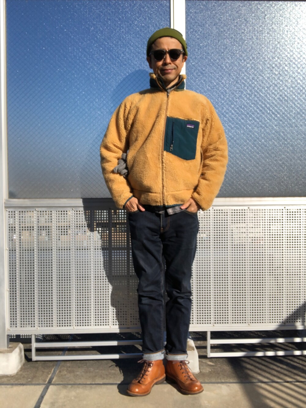 「ボアフリース、デニムパンツ、アメカジ、モンキーブーツ、ニット帽、ネイビー×イエロー」｜「patagoniaのM'S CLASSIC RETRO-X JACKET（その他アウター、ゴールド系）」を使った、Paulさん（メンズ・171cm）の冬コーディネートの1枚目の写真