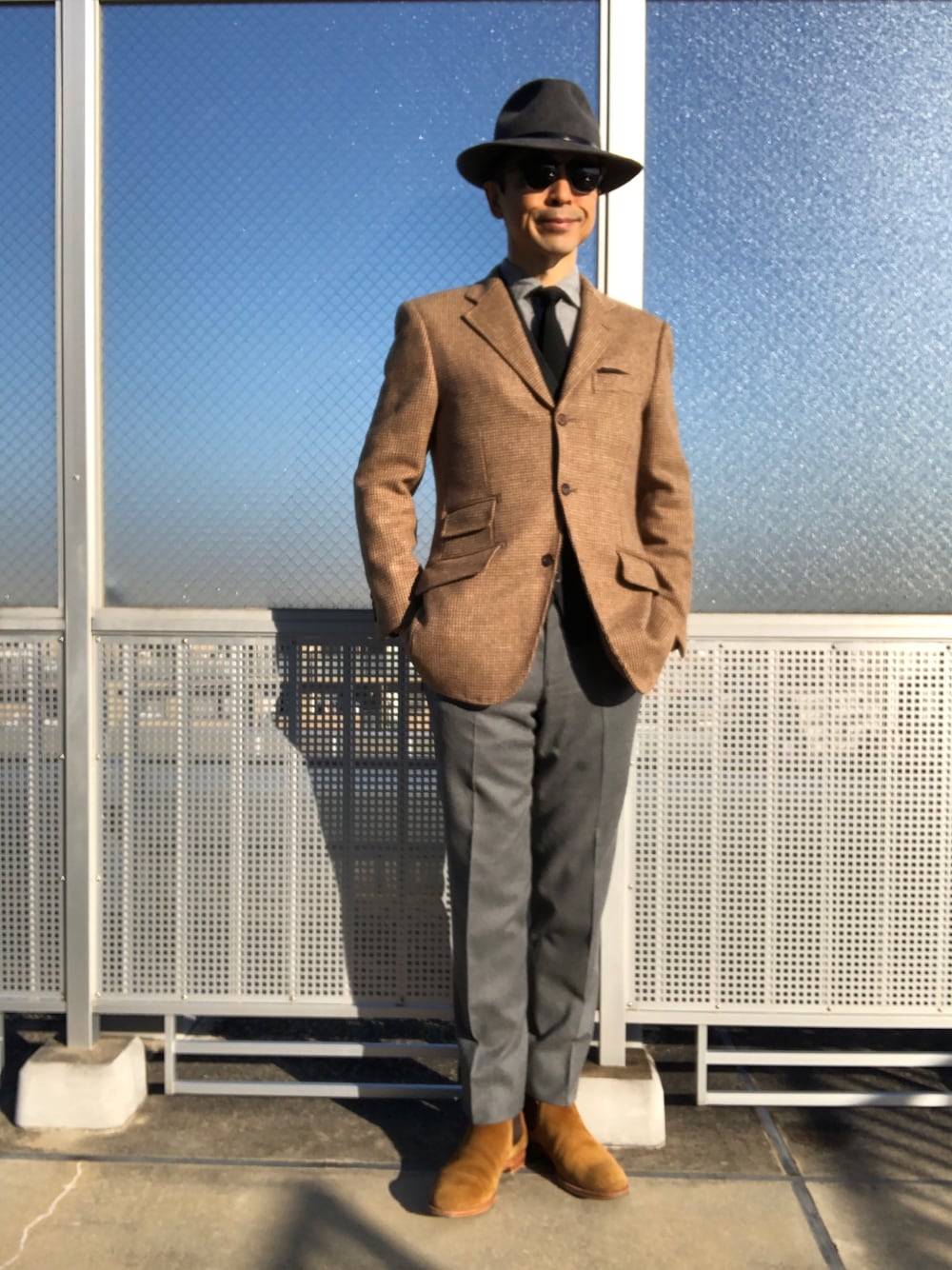 「ジャケパン、トラッド、ツイードジャケット、グレースラックス、グレー×ベージュ、ニットタイ、中折れハット」｜「BEAMS Fのアイテム（テーラードジャケット、ベージュ系）」を使った、Paulさん（メンズ・171cm）の冬コーディネートの1枚目の写真