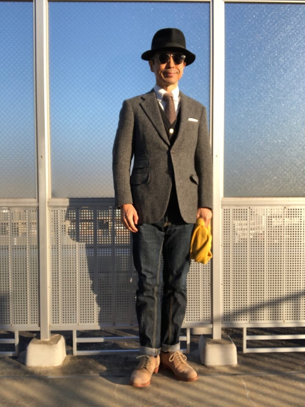 「ジャケパン、ツイードジャケット、デニムパンツ、ダーティーバックス、ウールニットタイ、中折れハット」｜「SHIPSの(3444)MOON S3B WOOL TWE SLD 17（テーラードジャケット、グレー系）」を使った、Paulさん（メンズ・171cm）の冬コーディネートの1枚目の写真