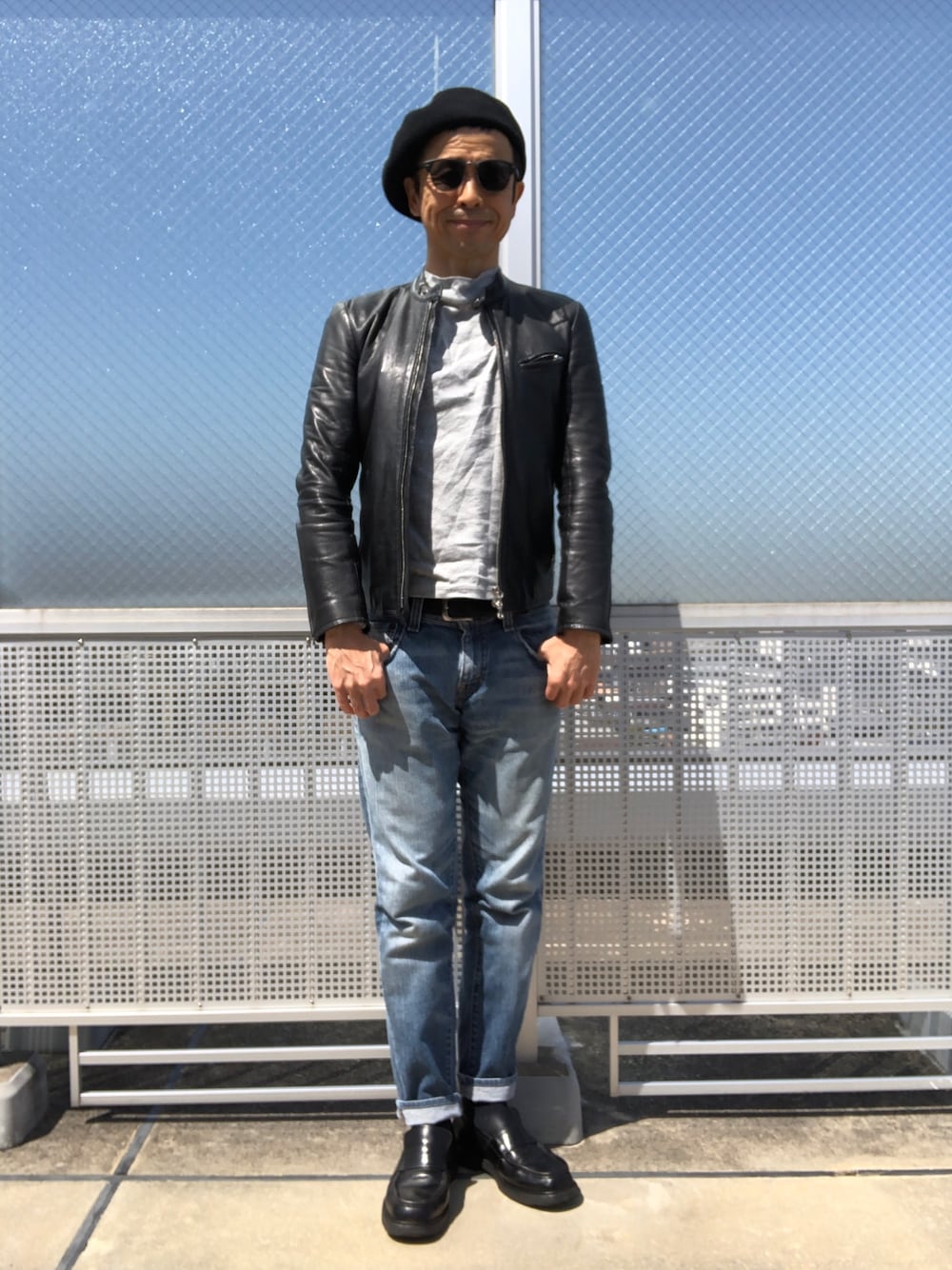 「シングルライダース、ネイビー×ブラック、コインローファー、ベレー帽、モックネックカットソー」｜「LITHIUM HOMMEのLEATHER SINGLE RIDERS <NEW CLASSIC LINE>（ライダースジャケット、ブラック系）」を使った、Paulさん（メンズ・171cm）の春コーディネートの1枚目の写真