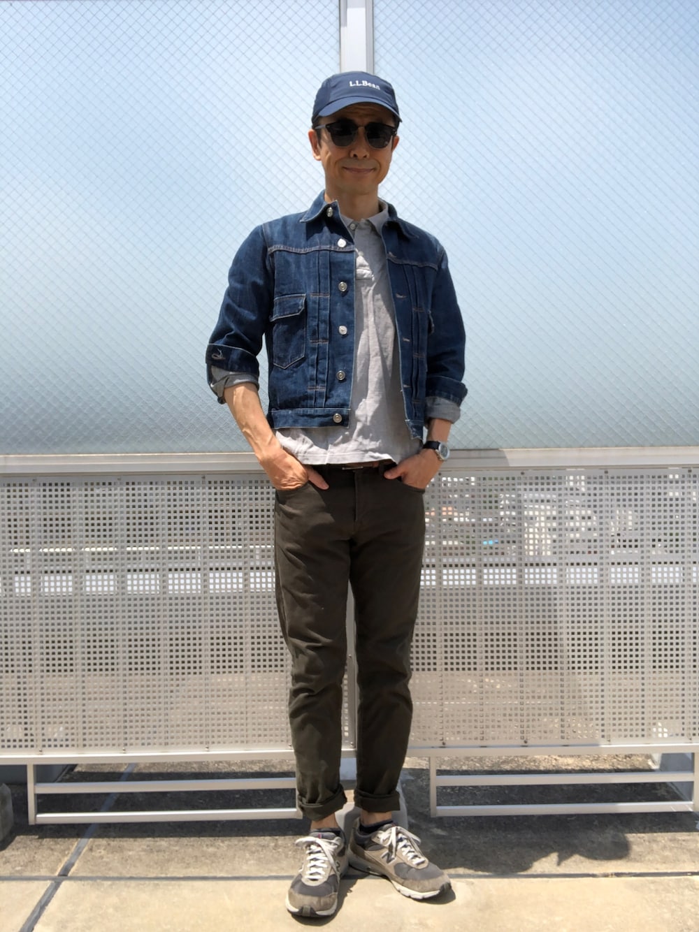「セカンドデニムジャケット、カラーデニムパンツ、ネイビー×カーキ」｜「A.P.C.のVESTE JEAN WORK（デニムジャケット、ブルー系）」を使った、Paulさん（メンズ・171cm）の夏コーディネートの1枚目の写真