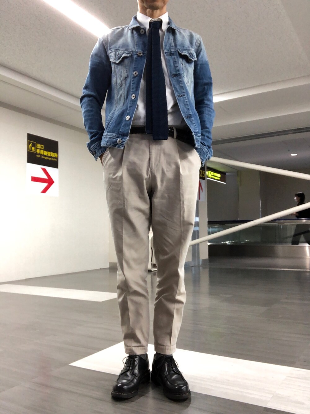 「ネイビー×ベージュ、ニットタイ、シャンボード、ワンタックパンツ、ボタンダウンシャツ」｜「REPLAYの11.5oz　コンフォートデニムジャケット（デニムジャケット、ブルー系）」を使った、Paulさん（メンズ・171cm）の秋コーディネートの1枚目の写真