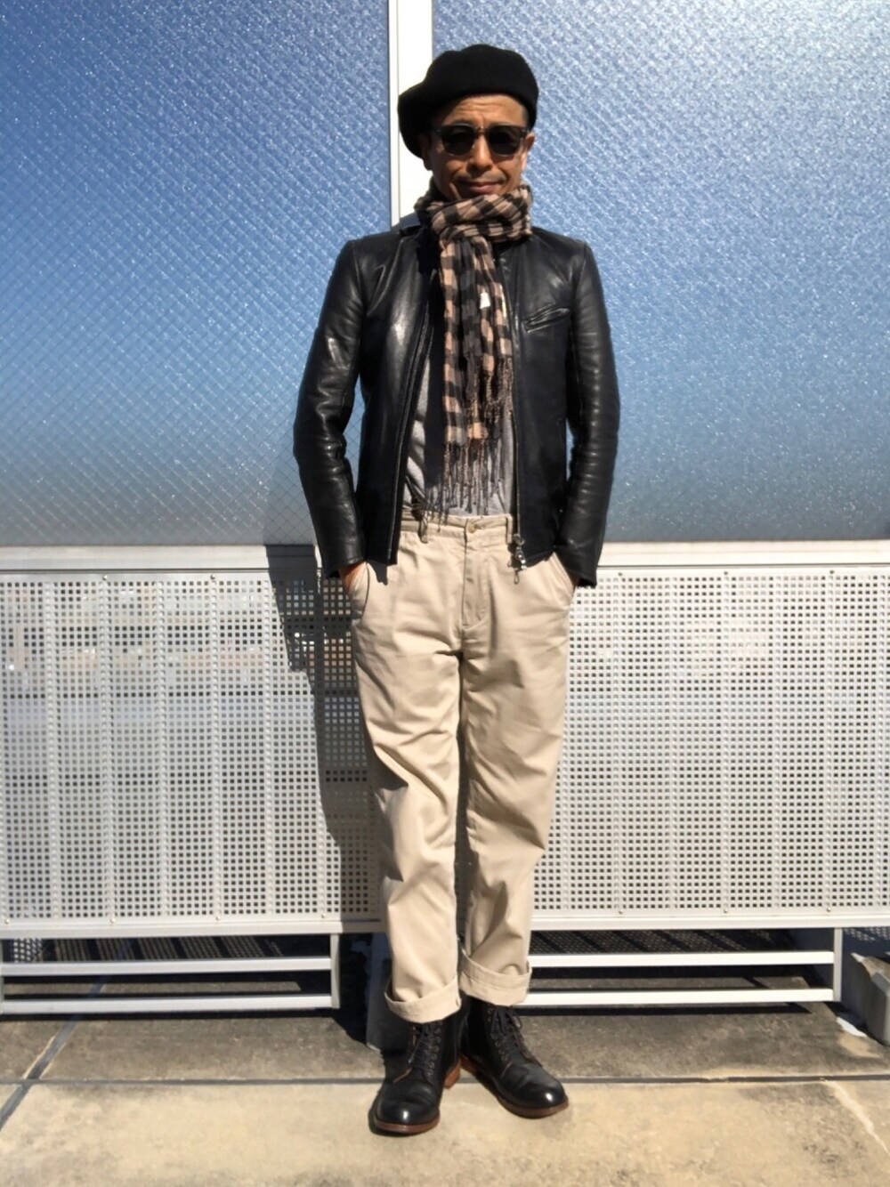 「ブラック×ベージュ、ワイドパンツ、レースアップブーツ、シングルライダース」｜「LITHIUM HOMMEのLEATHER SINGLE RIDERS <NEW CLASSIC LINE>（ライダースジャケット、ブラック系）」を使った、Paulさん（メンズ・171cm）の秋コーディネートの1枚目の写真