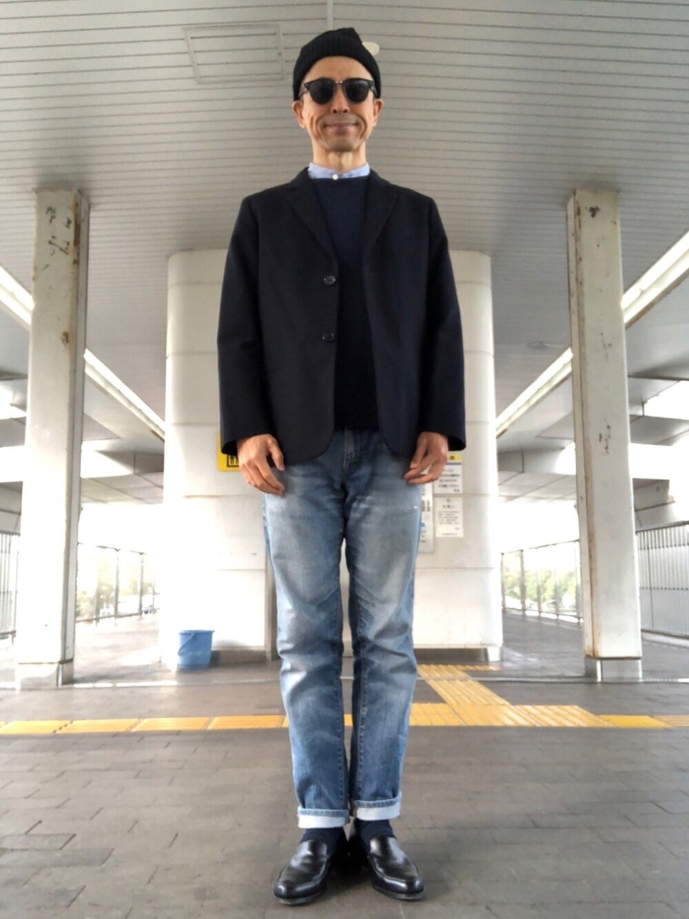 「バンドカラーシャツ、バンプローファー、ジャケパン、シルクニット、ネイビートーン、ダメージデニムパンツ」｜「MARGARET HOWELLのWOOL COTTON Barathea, ¥7,2000（テーラードジャケット、ブルー系）」を使った、Paulさん（メンズ・171cm）の秋コーディネートの1枚目の写真