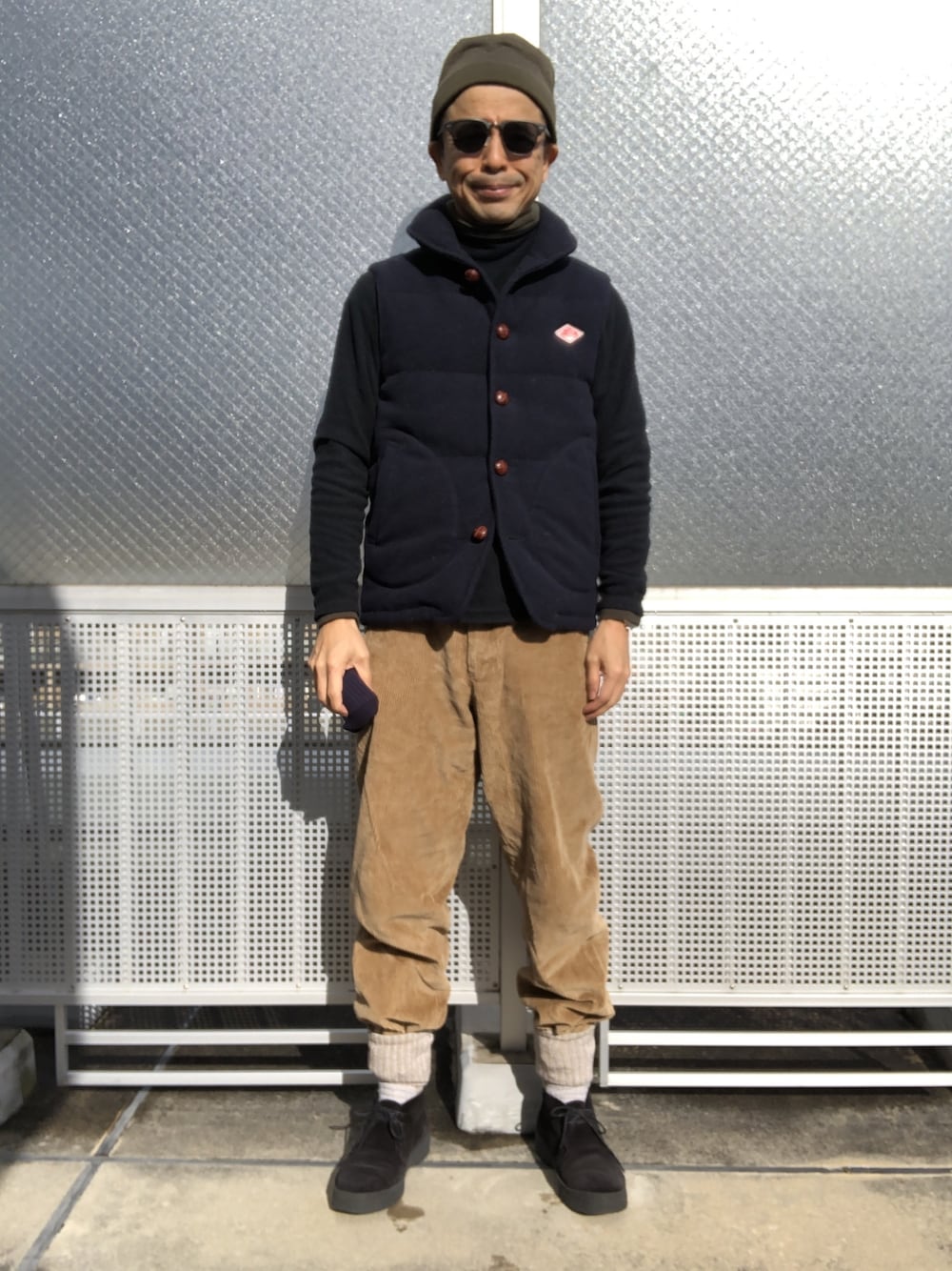 「タートルネックカットソー、ソックスイン、コーデュロイパンツ、ワイドパンツ、フリースハイネック、ネイビー×キャメル」｜「DANTONのDANTON×BEAMS / 別注 ウールモッサダウンベスト（ダウンベスト、ブルー系）」を使った、Paulさん（メンズ・171cm）の冬コーディネートの1枚目の写真