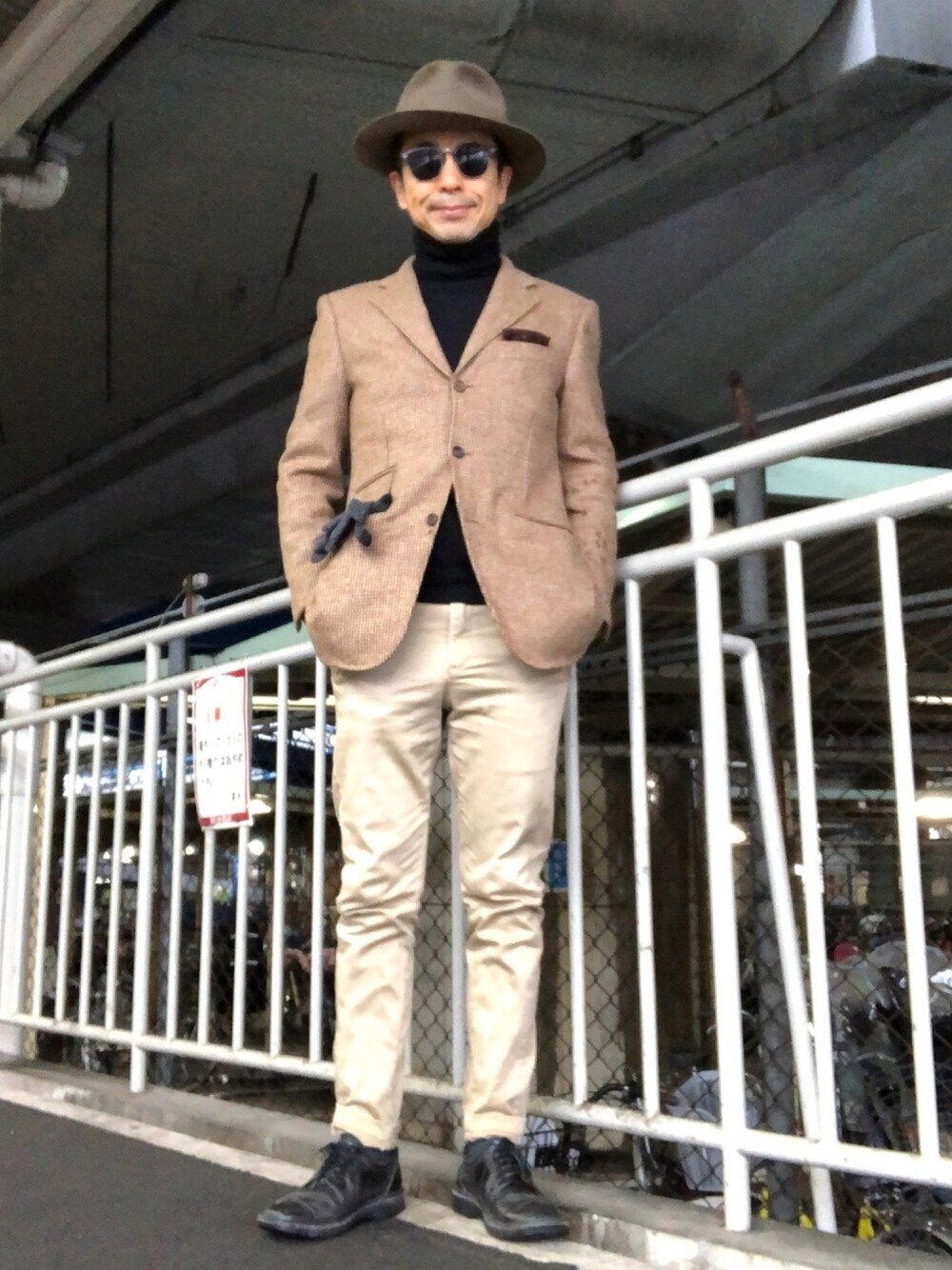 「ジャケパン、ツイードジャケット、タートルネックニット、ブラック×ベージュ、KAKEYA JEANS」｜「BEAMS Fのアイテム（テーラードジャケット、ベージュ系）」を使った、Paulさん（メンズ・171cm）の冬コーディネートの1枚目の写真