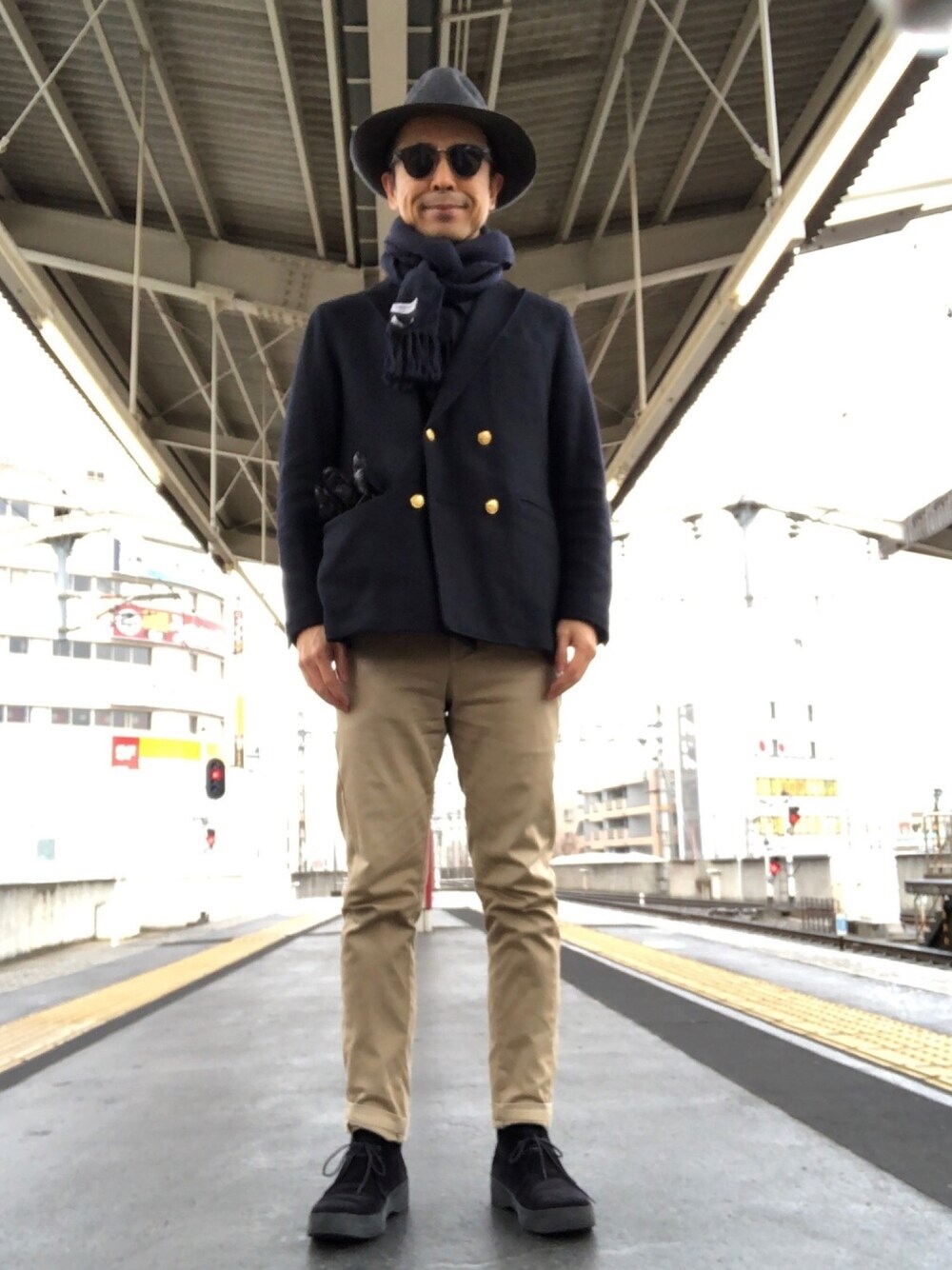「KAKEYA JEANS、マッドガード、チャッカブーツ、ダブルブレストジャケット、中折れハット」｜「BEAMS PLUSのBEAMS PLUS / コンバットウール 4ボタン ダブルブレステッド ジャケット（テーラードジャケット、ブルー系）」を使った、Paulさん（メンズ・171cm）の冬コーディネートの1枚目の写真