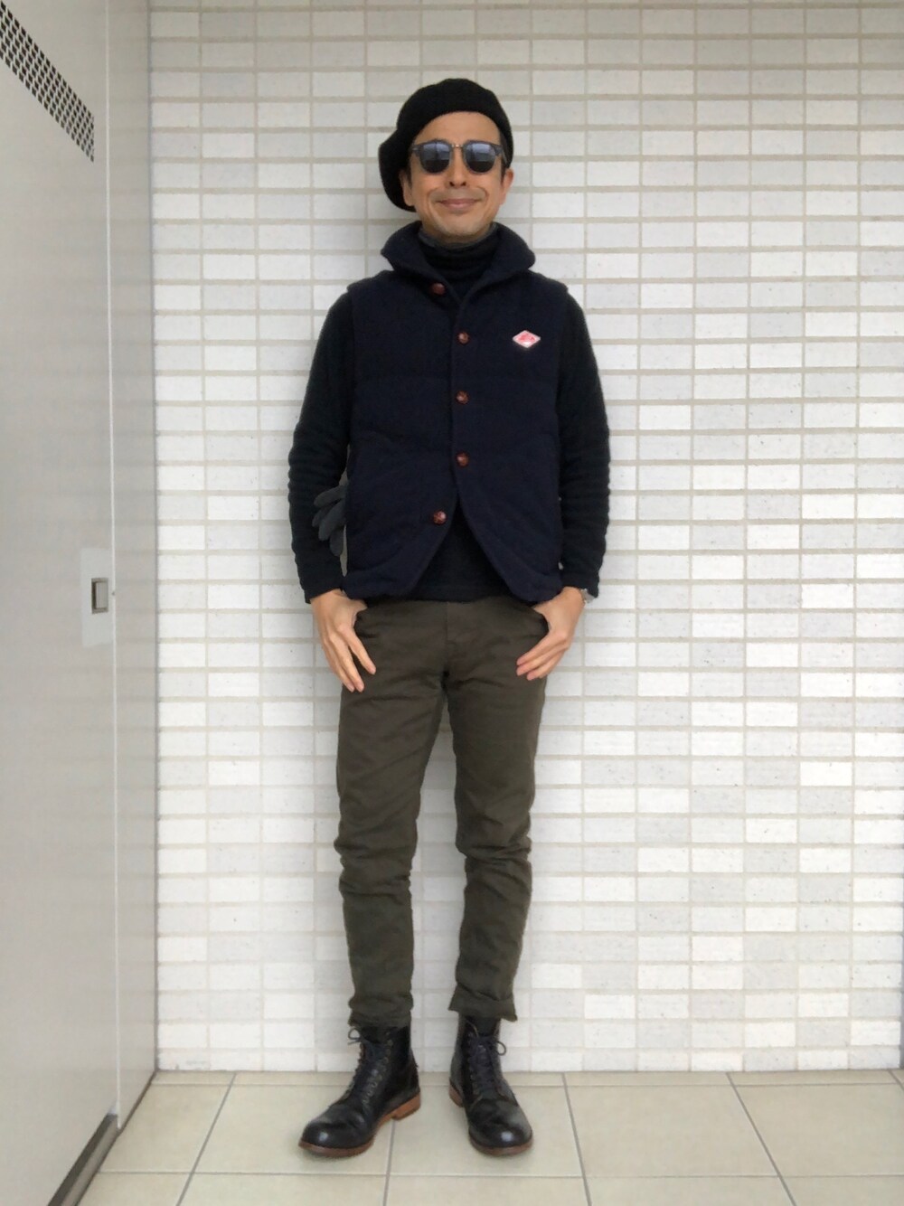 「ネイビー×カーキ、カラーデニム、レースアップブーツ、タートルネックカットソー、ウールダウンベスト」｜「DANTONのDANTON×BEAMS / 別注 ウールモッサダウンベスト（ダウンベスト、ブルー系）」を使った、Paulさん（メンズ・171cm）の冬コーディネートの1枚目の写真
