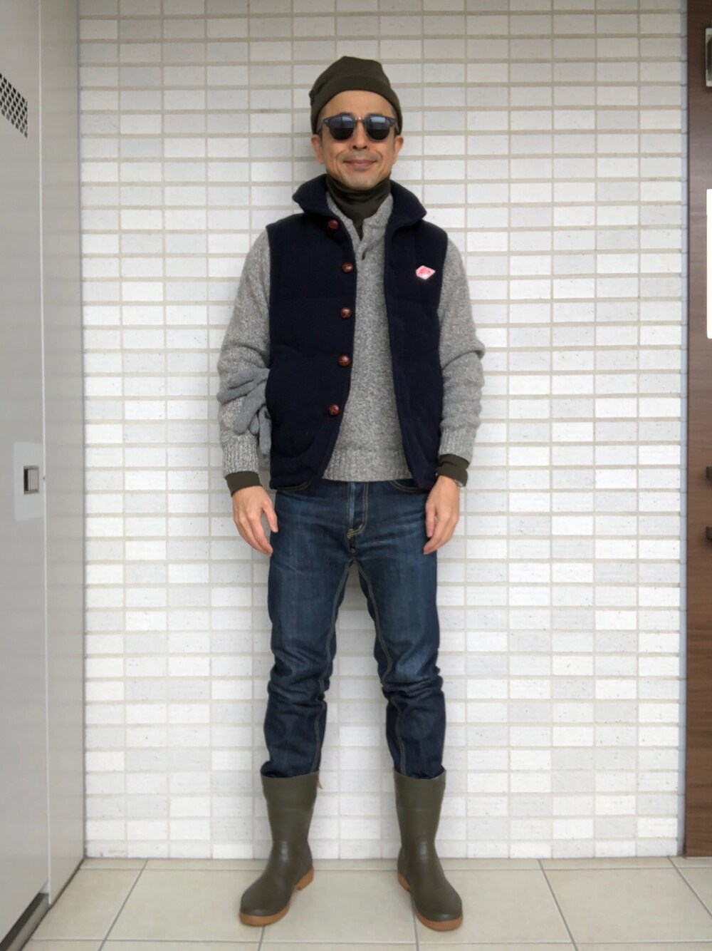 「ネイビー×カーキ、KAKEYA JEANS、レインブーツ、タートルネックカットソー、ウールダウンベスト」｜「L.L.Beanのラグ･ウール･ヘンリー・セーター。2015年2月購入（ニット/セーター、グレー系）」を使った、Paulさん（メンズ・171cm）の冬コーディネートの1枚目の写真