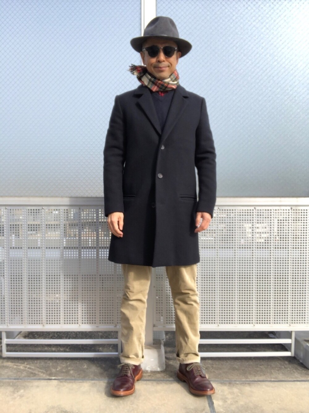 「中折れハット、コーデュロイパンツ、ダブルソール、ネイビー×ベージュ、フレンチカジュアル、KAKEYA JEANS」｜「A.P.C.のアイテム（チェスターコート、ブルー系）」を使った、Paulさん（メンズ・171cm）の冬コーディネートの1枚目の写真