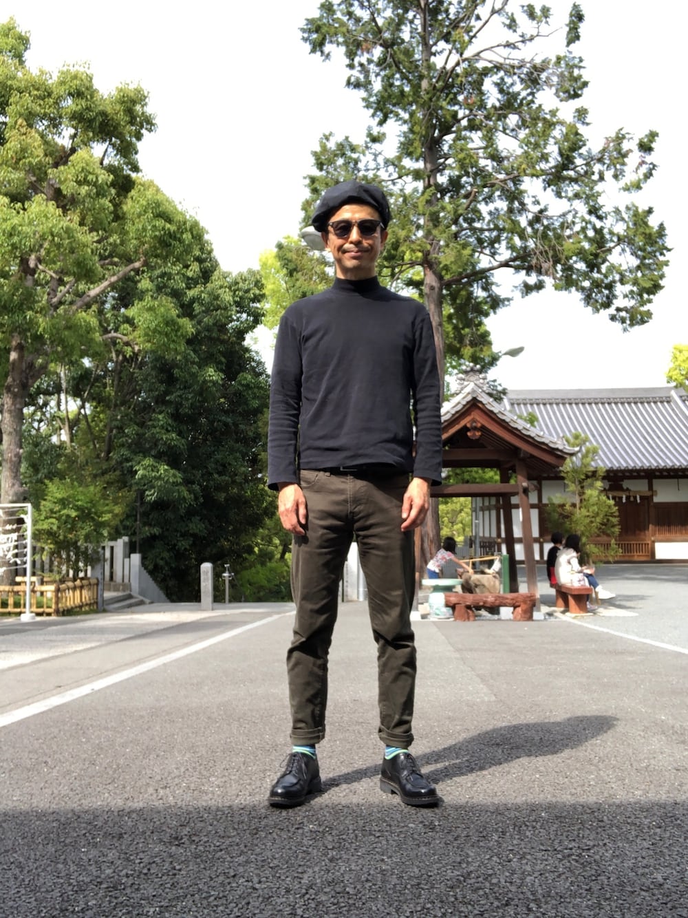 「ブラック×カーキ、シャンボード、モックネックカットソー、マルチボーダーソックス、カラーデニムパンツ」｜「UNIQLOのMEN ソフトタッチハイネックT（長袖）（Tシャツ/カットソー、ブラック系）」を使った、Paulさん（メンズ・171cm）の春コーディネートの1枚目の写真