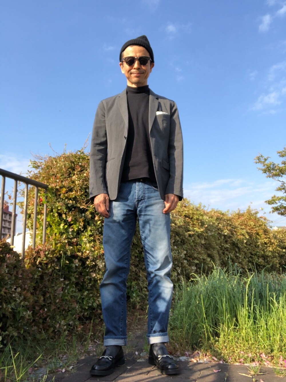 「ジャケパン、ネイビー×グレー、モックネックカットソー、ビットローファー」｜「MARGARET HOWELLのWOOL LINEN GABERDINE（テーラードジャケット、グレー系）」を使った、Paulさん（メンズ・171cm）の春コーディネートの1枚目の写真