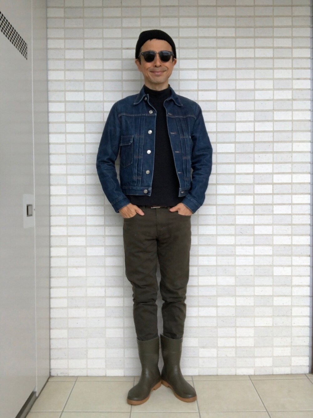 「モックネックカットソー、カラーデニムパンツ、セカンドデニムジャケット、ネイビー×カーキ、レインブーツ」｜「A.P.C.のVESTE JEAN WORK（デニムジャケット、ブルー系）」を使った、Paulさん（メンズ・171cm）の春コーディネートの1枚目の写真