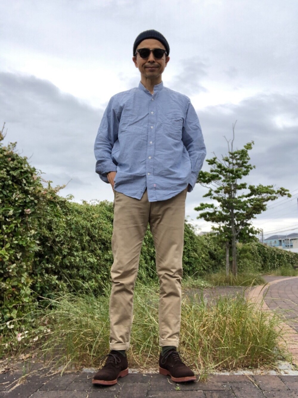 「ベージュ×ブルー、オックスフォードシャツ、バンドカラーシャツ、カットオフ、KAKEYA JEANS、スエードシューズ、サングラス大国」｜「mitsumineの1995年頃購入。2018年5月に襟をカットオフ（シャツ/ブラウス、ブルー系）」を使った、Paulさん（メンズ・171cm）の春コーディネートの1枚目の写真