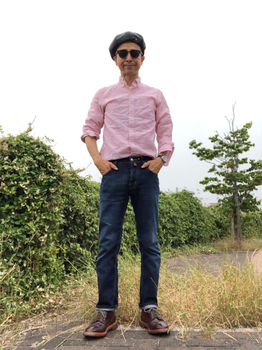 「シアサッカーシャツ、ダブルソール、ネイビー×レッド、フレンチカジュアル」｜「L.L.Beanのアイテム（シャツ/ブラウス、ピンク系）」を使った、Paulさん（メンズ・171cm）の夏コーディネートの1枚目の写真
